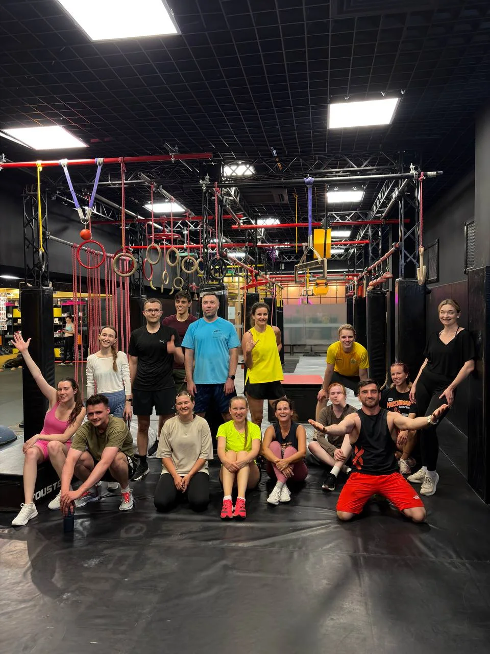 Участники взрослой тренировки в зале EL-FIT