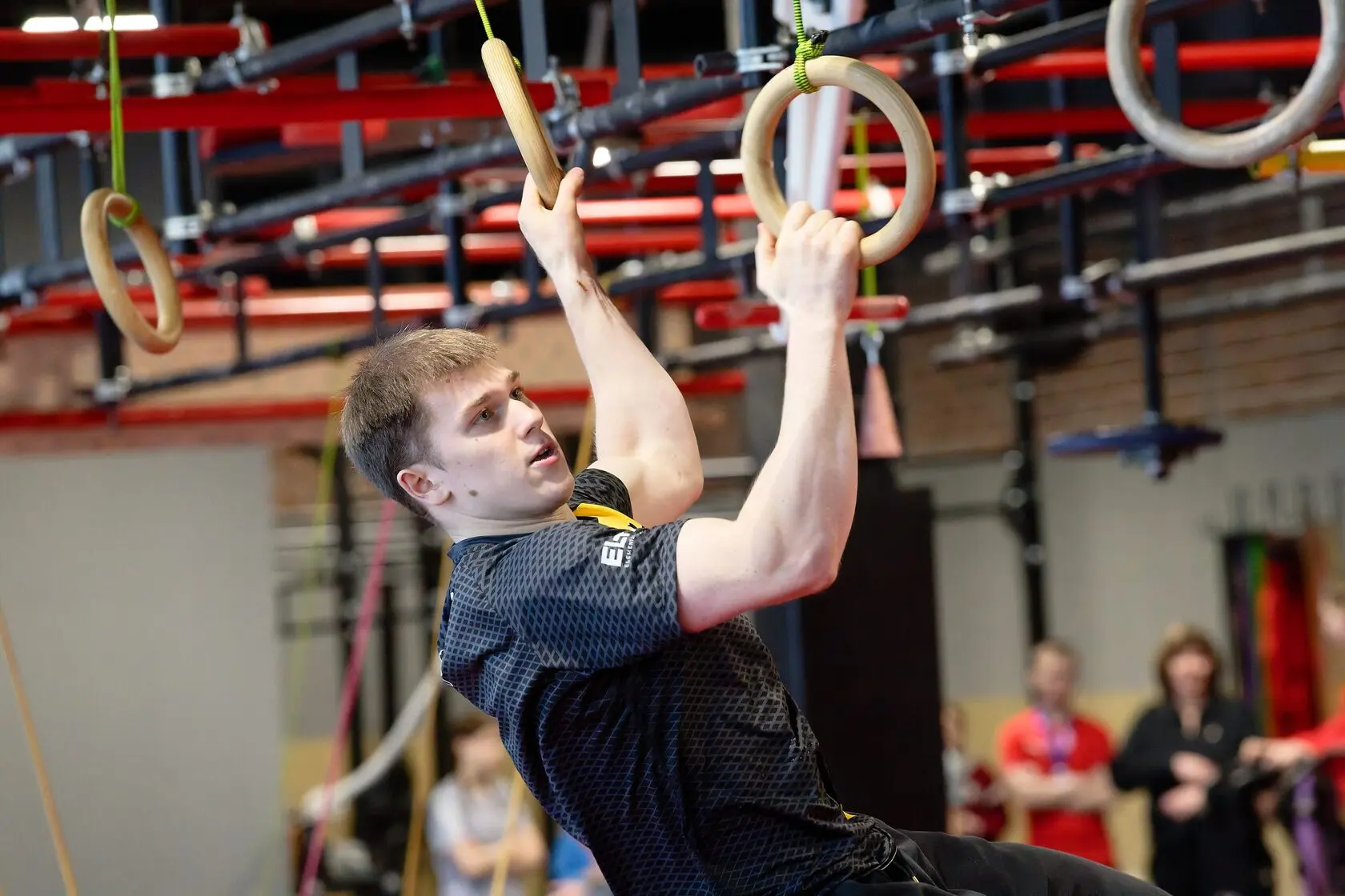 Спортсмен EL-FIT проходит ниндзя-препятствие